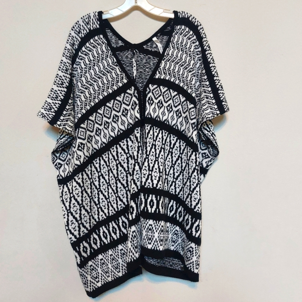 My Collections Chic Black and White Patterned Poncho/Cardigan Size XL